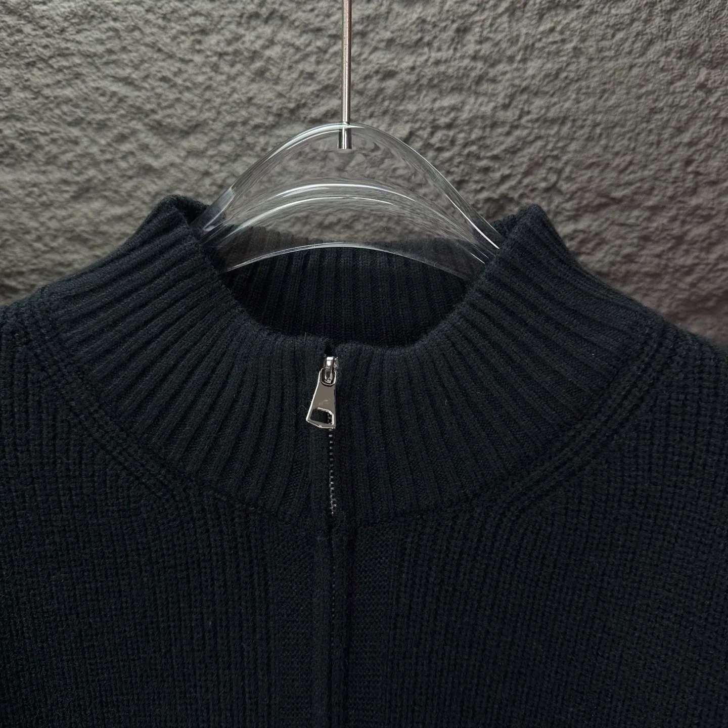 P340 Ralph Lauren 2025 new classic embroidered logo couple style zipper knitted sweater 🔥High version🔥High version🔥 The fabric is made of 32-count cotton yarn blended material, which is skin-friendly and does not stick to the body. It does not cause pilling. It feels very soft and super comfortable. It is fashionable and personalized. It is a super versatile and beautiful knitted sweater. It is very suitable for both men and women. It is a must-have for everyone. Packaging, tag, collar label, washed wheat, complete👍 Color: black, gray Size: M-2XL